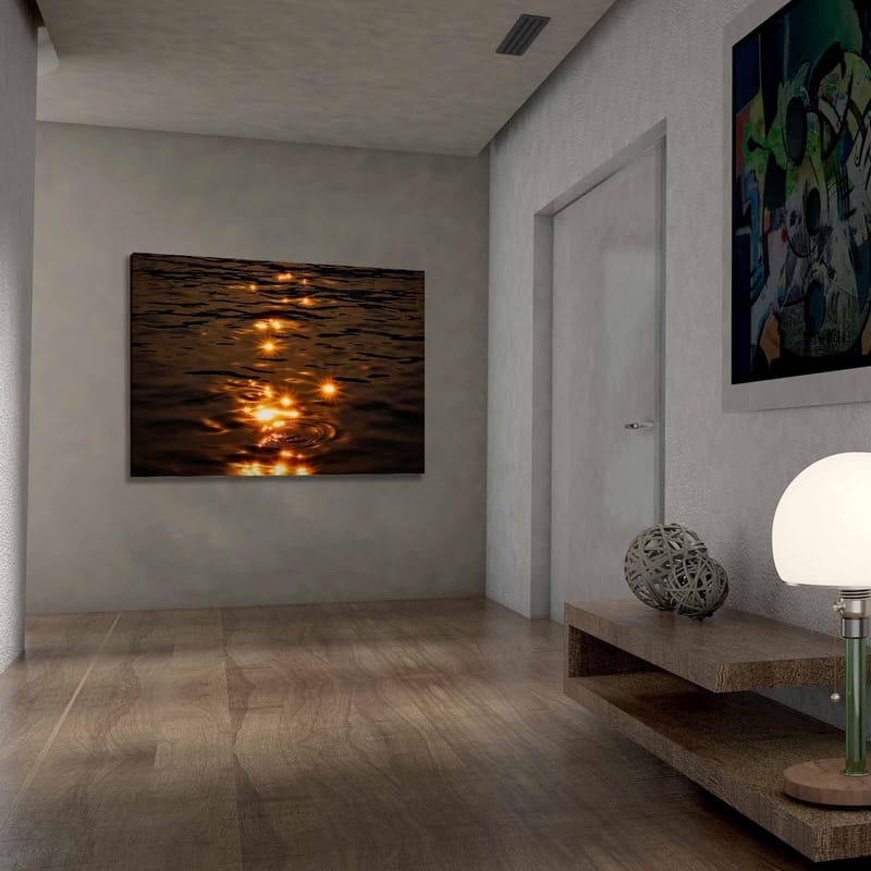 Canvastavla 70x100 cm - Reflektioner av solens ljus på en stilla vattenyta - Guld / Mörkbrun - Inredning - Tavlor & posters - Canvastavla