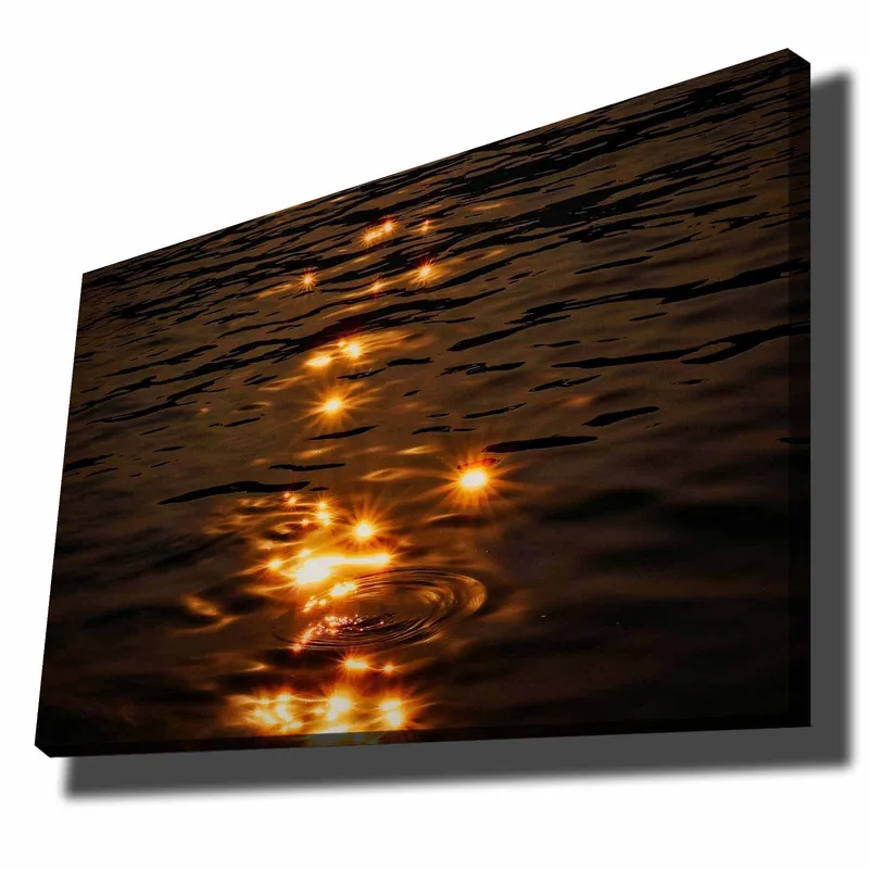 Canvastavla 70x100 cm - Reflektioner av solens ljus på en stilla vattenyta, Guld / Mörkbrun