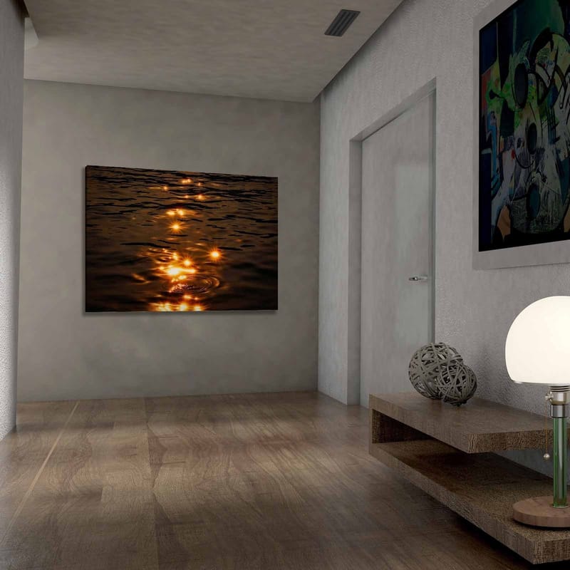 Canvastavla 70x100 cm - Reflektioner av solens ljus på en stilla vattenyta - Guld / Mörkbrun - Inredning - Tavlor & posters - Canvastavla
