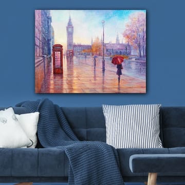 Canvastavla 70x100 cm - Regnig stadsbild med en röd telefonkiosk och en person med röd paraply som promenerar längs en blöt gata - Röd / Blå / Orange - Inredning - Tavlor & posters - Canvastavla