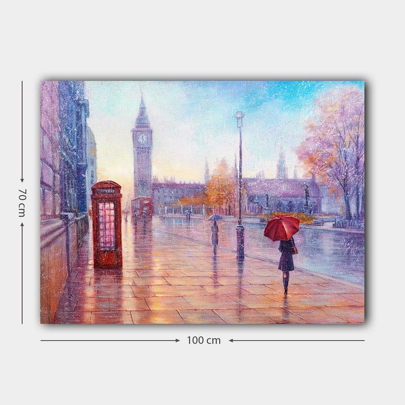 Canvastavla 70x100 cm - Regnig stadsbild med en röd telefonkiosk och en person med röd paraply som promenerar längs en blöt gata - Röd / Blå / Orange - Inredning - Tavlor & posters - Canvastavla