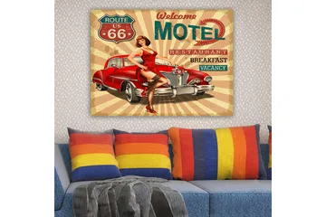 Canvastavla 70x100 cm - Retroinspirerad affisch med en kvinna i röd klänning som poserar vid en klassisk röd bil - Röd / Svart / Beige - Inredning - Tavlor & posters - Canvastavla