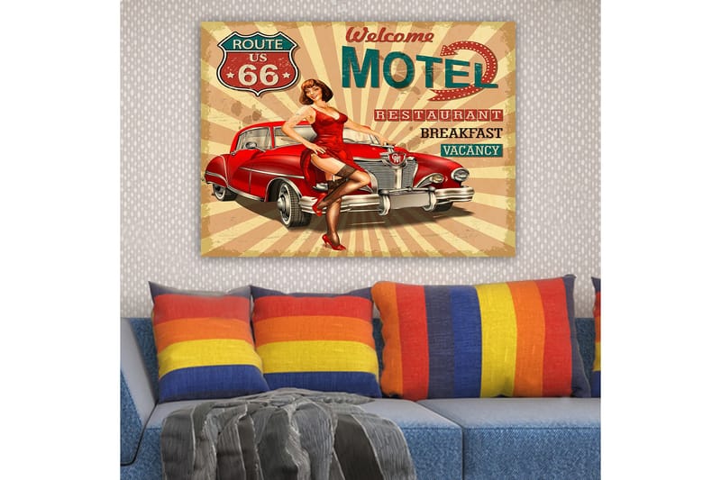 Canvastavla 70x100 cm - Retroinspirerad affisch med en kvinna i röd klänning som poserar vid en klassisk röd bil - Röd / Svart / Beige - Inredning - Tavlor & posters - Canvastavla