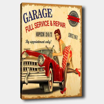 Canvastavla 70x100 cm - Retroinspirerad kvinna i röd klänning som lutar sig mot en klassisk röd bil i ett garage - Röd / Beige / Svart - Inredning - Tavlor & posters - Canvastavla
