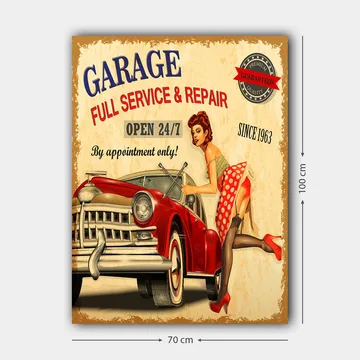 Canvastavla 70x100 cm - Retroinspirerad kvinna i röd klänning som lutar sig mot en klassisk röd bil i ett garage - Röd / Beige / Svart - Inredning - Tavlor & posters - Canvastavla