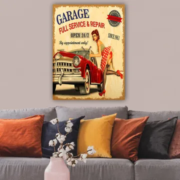 Canvastavla 70x100 cm - Retroinspirerad kvinna i röd klänning som lutar sig mot en klassisk röd bil i ett garage - Röd / Beige / Svart - Inredning - Tavlor & posters - Canvastavla