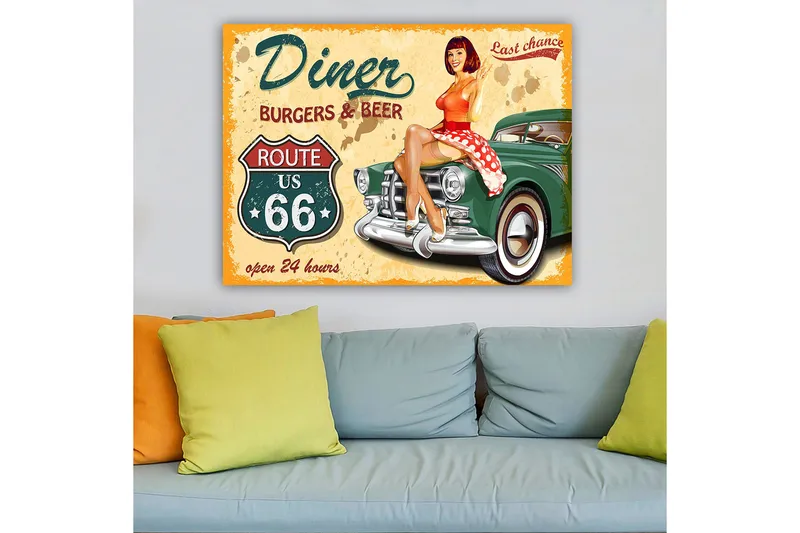 Canvastavla 70x100 cm - Retroinspirerad tavla med en kvinna i röd klänning med vita prickar som sitter på en vintage bil vid en diner - Röd / Grön / Beige - Inredning - Tavlor & posters - Canvastavla