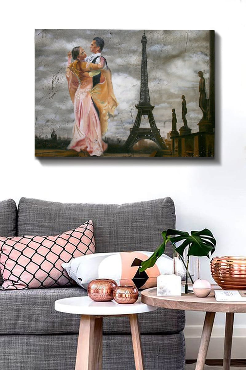 Canvastavla 70x100 cm - Romantisk dans mellan ett par framför Eiffeltornet i Paris - Rosa / Svart / Beige - Inredning - Tavlor & posters - Canvastavla