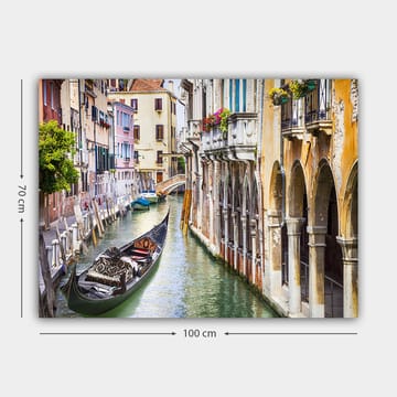 Canvastavla 70x100 cm - Romantisk kanal i Venedig med en gondol som glider fram mellan färgglada byggnader - Grön / Beige / Blå - Inredning - Tavlor & posters - Canvastavla