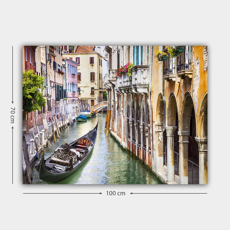 Canvastavla 70x100 cm - Romantisk kanal i Venedig med en gondol som glider fram mellan färgglada byggnader - Grön / Beige / Blå - Inredning - Tavlor & posters - Canvastavla