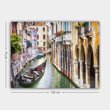 Canvastavla 70x100 cm - Romantisk kanal i Venedig med en gondol som glider fram mellan färgglada byggnader - Grön / Beige / Blå - Inredning - Tavlor & posters - Canvastavla
