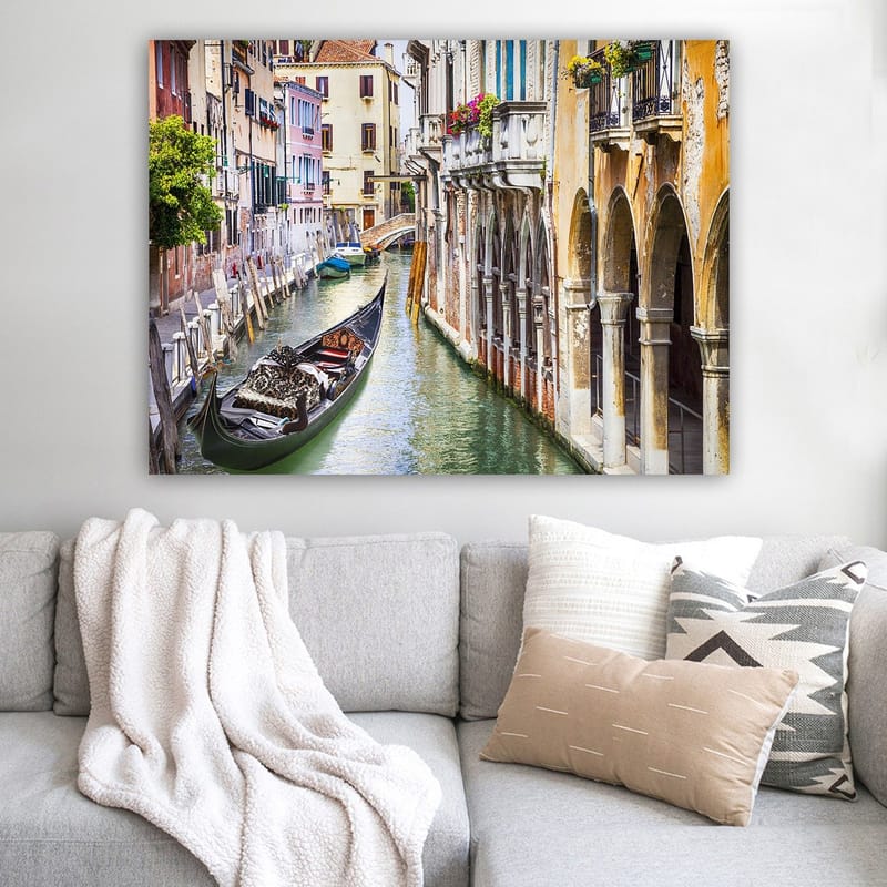 Canvastavla 70x100 cm - Romantisk kanal i Venedig med en gondol som glider fram mellan färgglada byggnader - Grön / Beige / Blå - Inredning - Tavlor & posters - Canvastavla