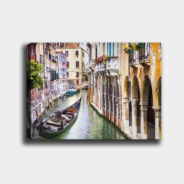 Canvastavla 70x100 cm - Romantisk kanal i Venedig med en gondol som glider fram mellan färgglada byggnader - Grön / Beige / Blå - Inredning - Tavlor & posters - Canvastavla