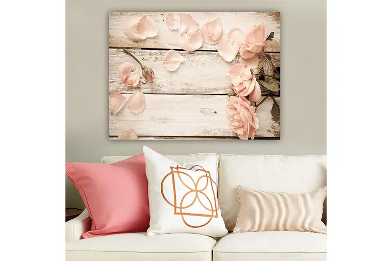 Canvastavla 70x100 cm - Romantisk komposition av rosor och rosenblad på en träyta - Ljusrosa / Grön - Inredning - Tavlor & posters - Canvastavla