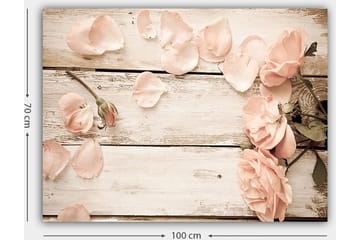 Canvastavla 70x100 cm - Romantisk komposition av rosor och rosenblad på en träyta - Ljusrosa / Grön - Inredning - Tavlor & posters - Canvastavla