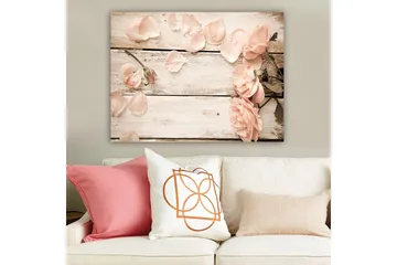 Canvastavla 70x100 cm - Romantisk komposition av rosor och rosenblad på en träyta - Ljusrosa / Grön - Inredning - Tavlor & posters - Canvastavla