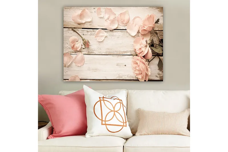 Canvastavla 70x100 cm - Romantisk komposition av rosor och rosenblad på en träyta - Ljusrosa / Grön - Inredning - Tavlor & posters - Canvastavla