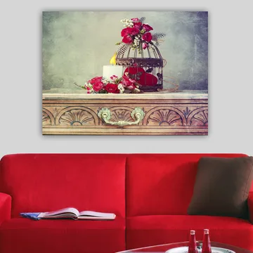 Canvastavla 70x100 cm - Romantisk komposition med blommor, ett ljus och en fågelbur - Djupröd / Vit / Grön - Inredning - Tavlor & posters - Canvastavla