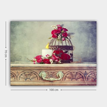Canvastavla 70x100 cm - Romantisk komposition med blommor, ett ljus och en fågelbur - Djupröd / Vit / Grön - Inredning - Tavlor & posters - Canvastavla
