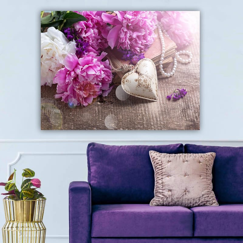 Canvastavla 70x100 cm - Romantisk komposition med rosa pioner och ett dekorativt hjärta i fokus - Rosa / Vit / Lila - Inredning - Tavlor & posters - Canvastavla
