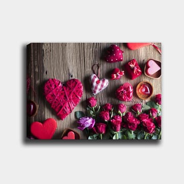 Canvastavla 70x100 cm - Romantisk samling av hjärtformade dekorationer och rosor - Röd / Grön / Rosa - Inredning - Tavlor & posters - Canvastavla
