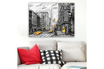 Canvastavla 70x100 cm - Romantisk scen av ett par som promenerar på en livlig gata i New York, omgiven av klassiska byggnader och gula taxibilar - Gult / Svart / Grått - Inredning - Tavlor & posters - Canvastavla