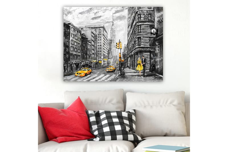 Canvastavla 70x100 cm - Romantisk scen av ett par som promenerar på en livlig gata i New York, omgiven av klassiska byggnader och gula taxibilar - Gult / Svart / Grått - Inredning - Tavlor & posters - Canvastavla