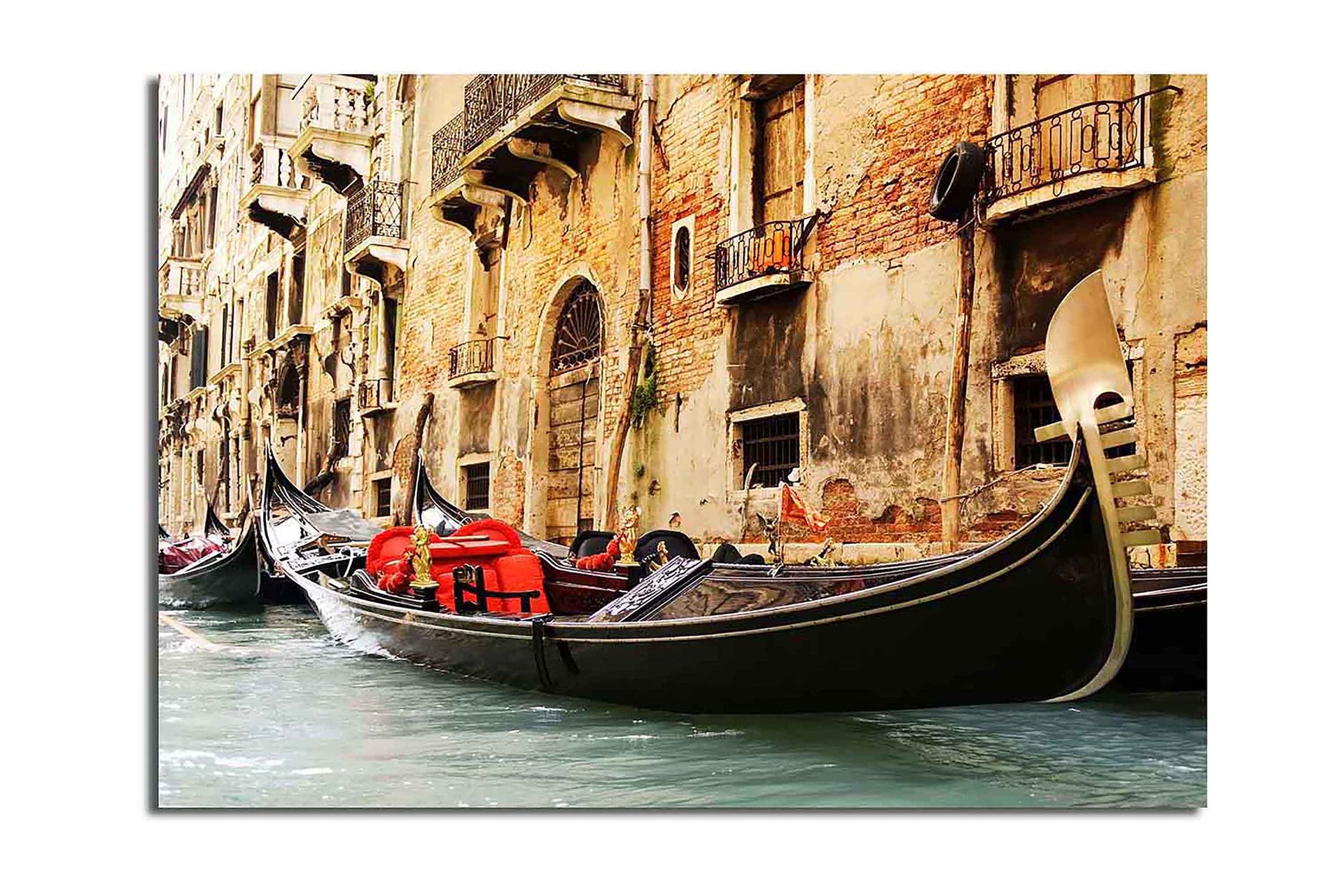 Canvastavla 70x100 cm - Romantisk scen med gondoler som glider fram i en venetiansk kanal - Svart / Röd / Beige