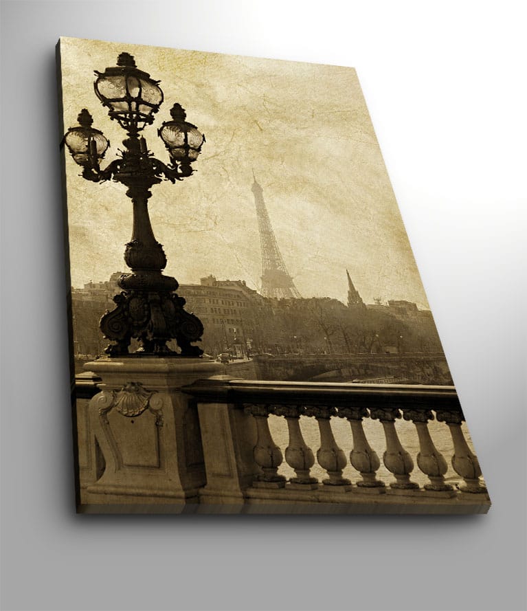 Canvastavla 70x100 cm - Romantisk vy av Eiffeltornet i Paris med en elegant gatulampa i förgrunden - Mörkbrun / Beige - Inredning - Tavlor & posters - Canvastavla