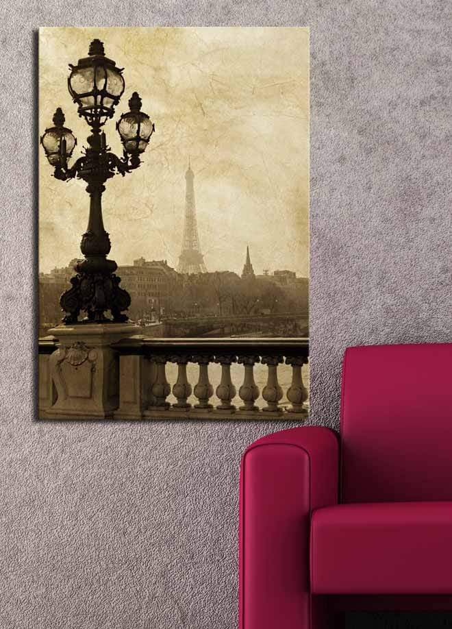 Canvastavla 70x100 cm - Romantisk vy av Eiffeltornet i Paris med en elegant gatulampa i förgrunden - Mörkbrun / Beige - Inredning - Tavlor & posters - Canvastavla