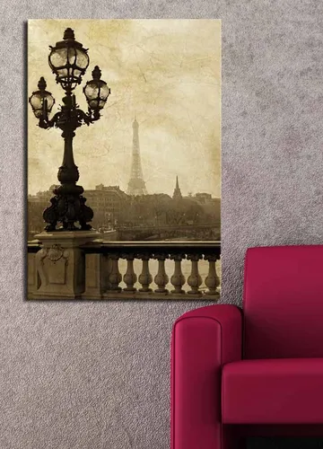 Canvastavla 70x100 cm - Romantisk vy av Eiffeltornet i Paris med en elegant gatulampa i förgrunden - Mörkbrun / Beige - Inredning - Tavlor & posters - Canvastavla