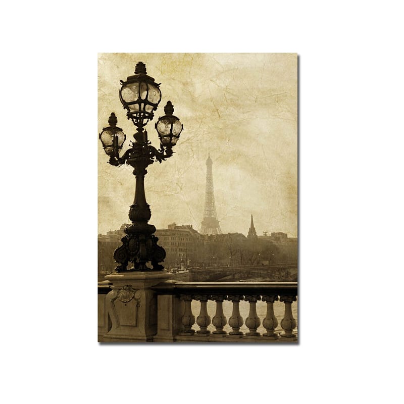 Canvastavla 70x100 cm - Romantisk vy av Eiffeltornet i Paris med en elegant gatulampa i förgrunden - Mörkbrun / Beige - Inredning - Tavlor & posters - Canvastavla