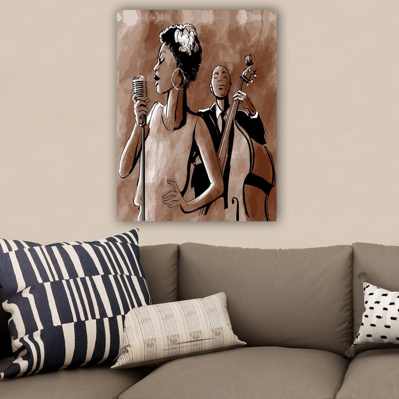 Canvastavla 70x100 cm - Sångerska framför en mikrofon med en basist i bakgrunden - Mörkbrun / Beige / Svart - Inredning - Tavlor & posters - Canvastavla