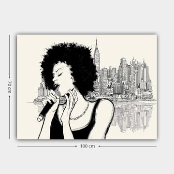 Canvastavla 70x100 cm - Sångerska med afrohår som framträder framför en stadssilhuett - Svart / Beige - Inredning - Tavlor & posters - Canvastavla