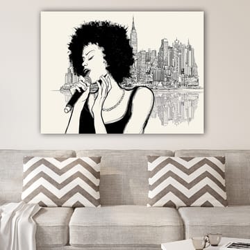 Canvastavla 70x100 cm - Sångerska med afrohår som framträder framför en stadssilhuett - Svart / Beige - Inredning - Tavlor & posters - Canvastavla