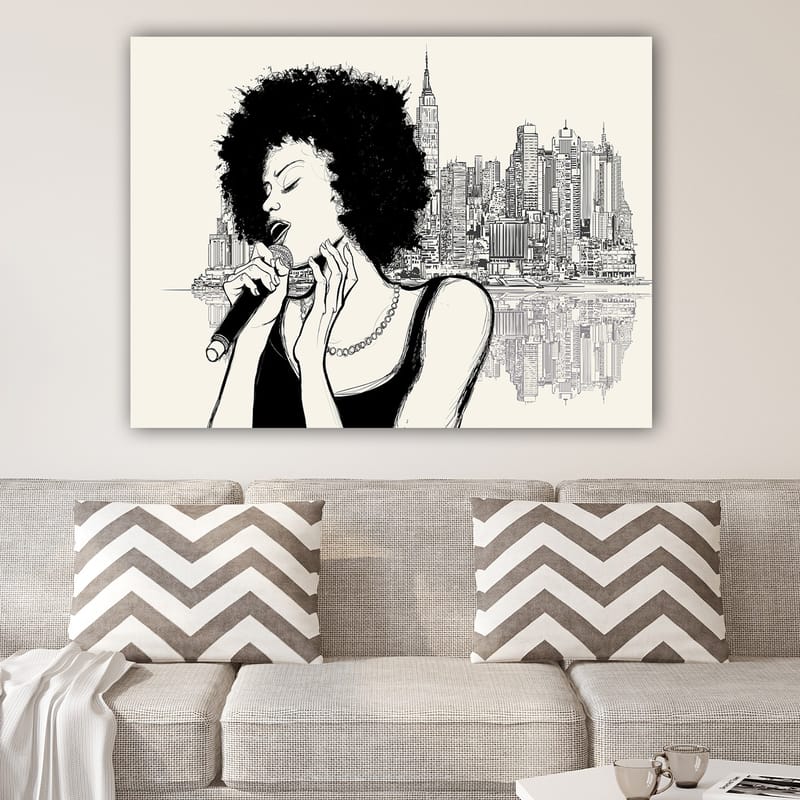 Canvastavla 70x100 cm - Sångerska med afrohår som framträder framför en stadssilhuett - Svart / Beige - Inredning - Tavlor & posters - Canvastavla