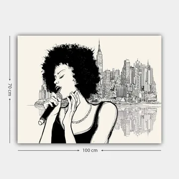 Canvastavla 70x100 cm - Sångerska med afrohår som framträder framför en stadssilhuett - Svart / Beige - Inredning - Tavlor & posters - Canvastavla