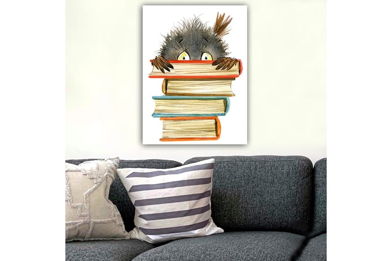 Canvastavla 70x100 cm - Söt, nyfiken karaktär som tittar fram bakom en stapel böcker - Svart / Beige / Orange - Inredning - Tavlor & posters - Canvastavla