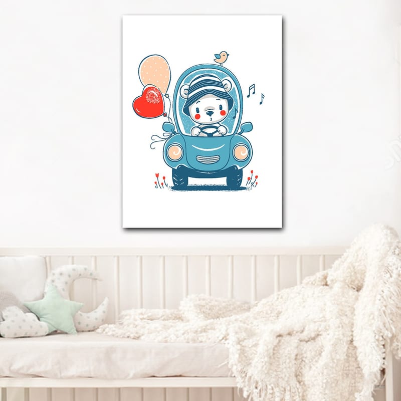 Canvastavla 70x100 cm - Söt björn i en bil som håller i ballonger och ser glad ut - Blå / Röd / Beige - Inredning - Tavlor & posters - Canvastavla