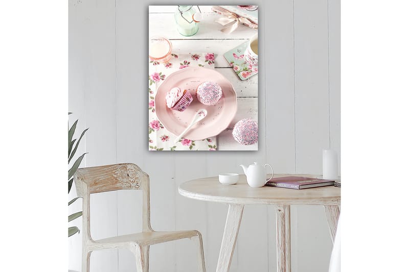 Canvastavla 70x100 cm - Söt dukning med cupcakes på en rosa tallrik - Rosa / Vit / Ljusgrön - Inredning - Tavlor & posters - Canvastavla