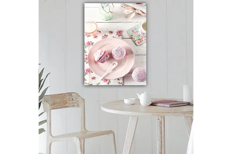 Canvastavla 70x100 cm - Söt dukning med cupcakes på en rosa tallrik - Rosa / Vit / Ljusgrön - Inredning - Tavlor & posters - Canvastavla