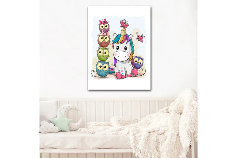 Canvastavla 70x100 cm - Söt enhörning omgiven av färgglada ugglor med stora ögon - Grå / Grön / Lila - Inredning - Tavlor & posters - Canvastavla