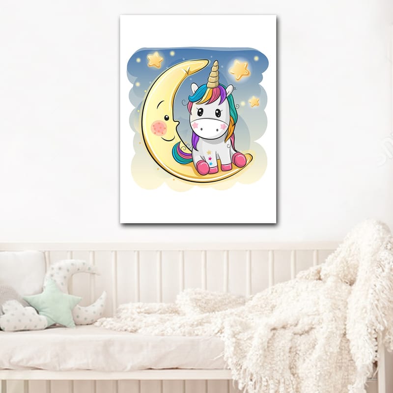 Canvastavla 70x100 cm - Söt enhörning som sitter på en måne med stjärnor i bakgrunden - Gul / Rosa / Blå - Inredning - Tavlor & posters - Canvastavla