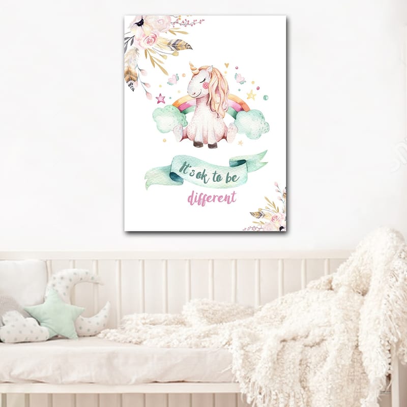 Canvastavla 70x100 cm - Söt enhörning som sitter på moln med en regnbåge i bakgrunden - Rosa / Mintgrön / Ljusgul - Inredning - Tavlor & posters - Canvastavla