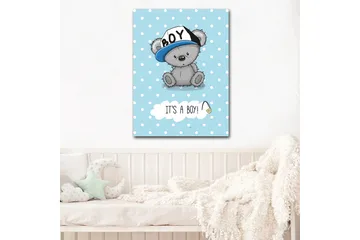 Canvastavla 70x100 cm - Söt grå björn med en blå keps som sitter på en ljusblå bakgrund med vita prickar - Blå / Grå - Inredning - Tavlor & posters - Canvastavla