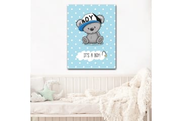 Canvastavla 70x100 cm - Söt grå björn med en blå keps som sitter på en ljusblå bakgrund med vita prickar - Blå / Grå - Inredning - Tavlor & posters - Canvastavla