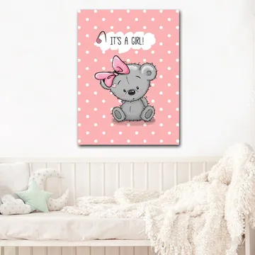 Canvastavla 70x100 cm - Söt grå björn med en rosa rosett som sitter på en prickig bakgrund, med texten IT'S A GIRL! ovanför - Grå / Rosa - Inredning - Tavlor & posters - Canvastavla