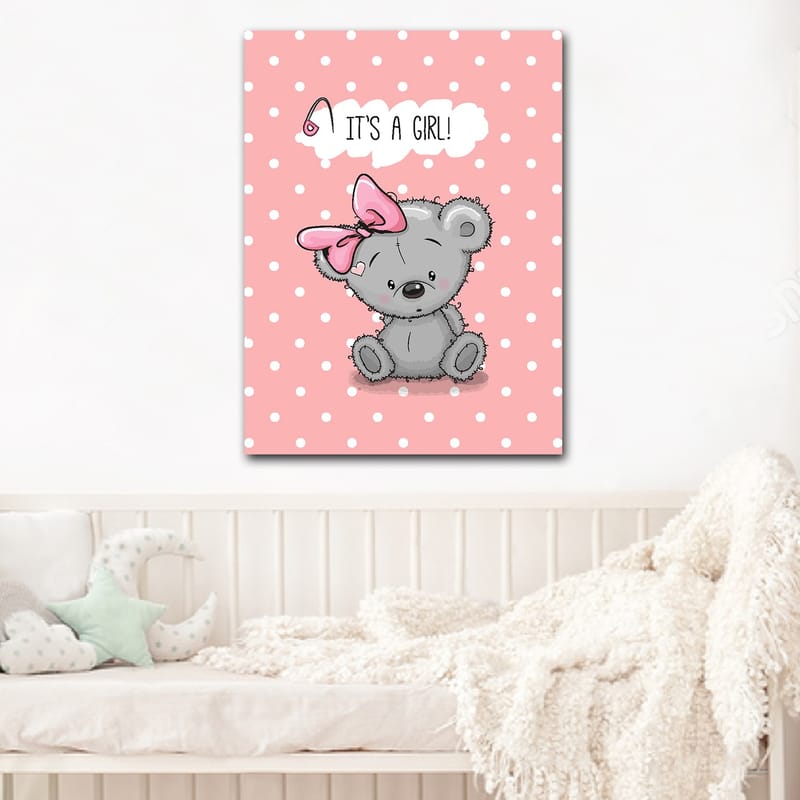 Canvastavla 70x100 cm - Söt grå björn med en rosa rosett som sitter på en prickig bakgrund, med texten IT'S A GIRL! ovanför, Grå / Rosa