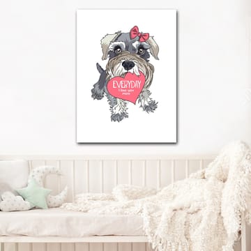 Canvastavla 70x100 cm - Söt hund som håller ett hjärta med texten EVERYDAY I love you more - Grå / Rosa / Vit - Inredning - Tavlor & posters - Canvastavla