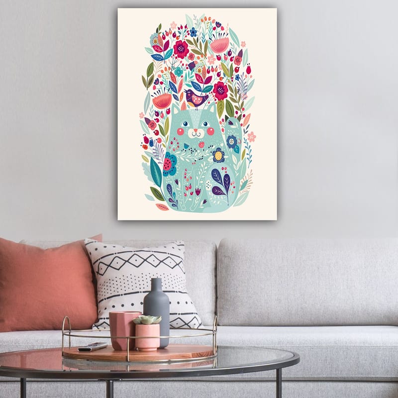 Canvastavla 70x100 cm - Söt katt omgiven av färgglada blommor och växter - Mintgrön / Mörkblå / Rosa - Inredning - Tavlor & posters - Canvastavla